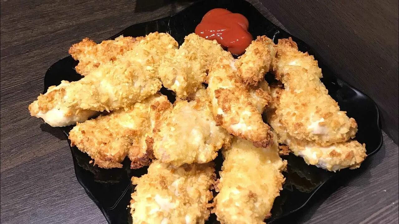 Куриные стрипсы в духовке. Куриные стрипсы в овсяных хлопьях. Куриные крылья в хрустящей панировке. Чикен карьян. Стрипсы kfc панировка.