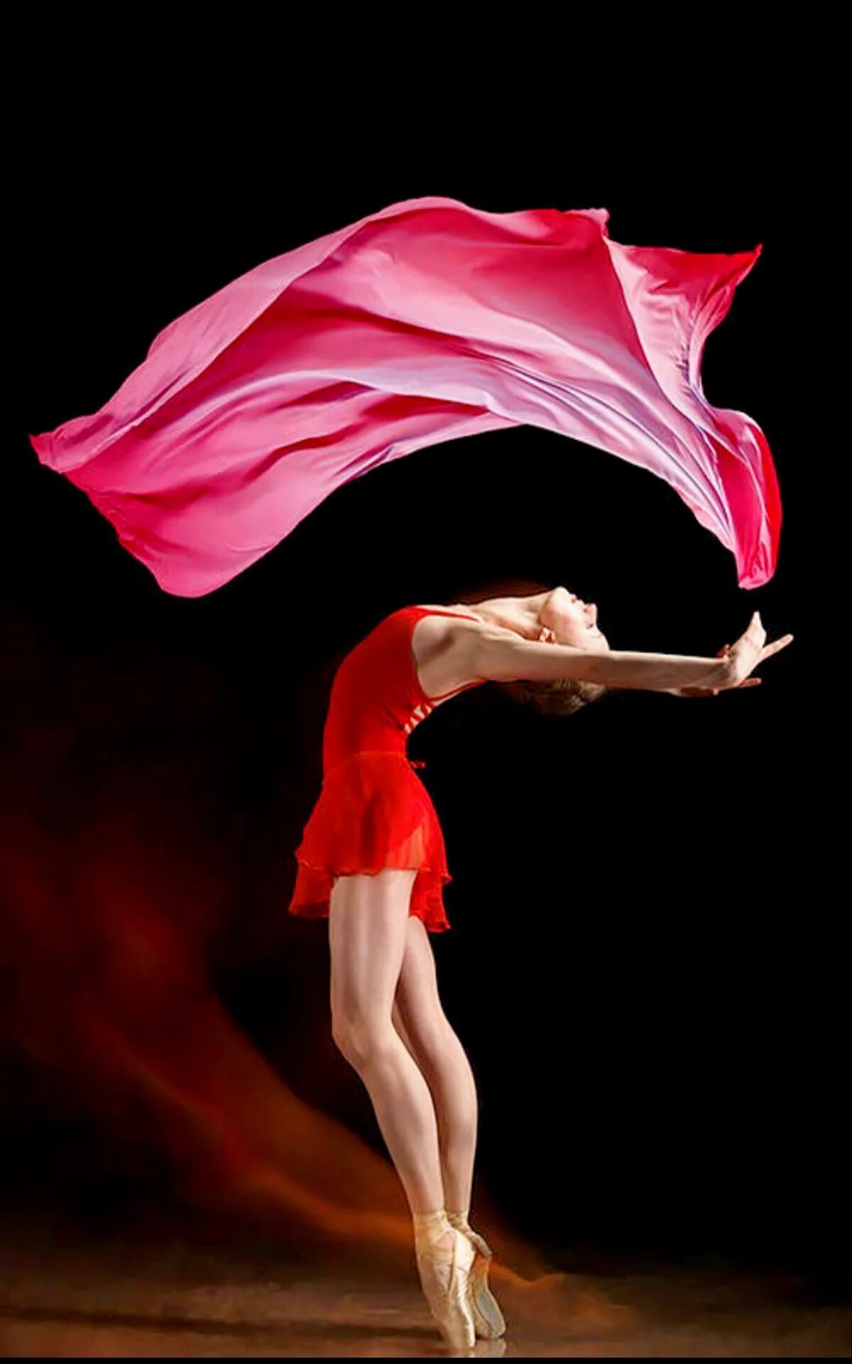 Танцующая девушка. Живая балерина. Танцовщица с тканями. Современные танцы.