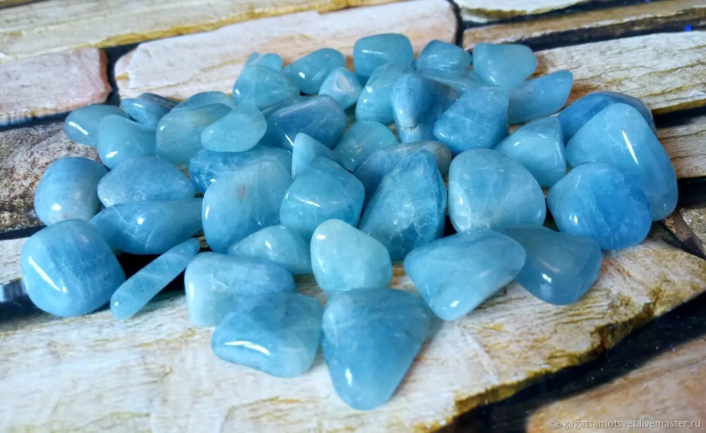 Аквамарин камень. Камень минерал Аквамарин. Голубой Аквамарин камень. Аквамарин камень галтовка. Сколько стоит аквамарин