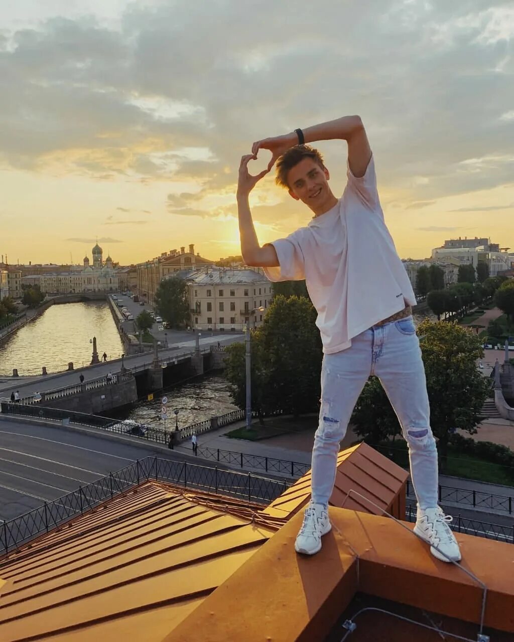 Человек мечтает о доме. Влад а4 рост. Мезин. Выиграл деньги. Мужчина мечтает.