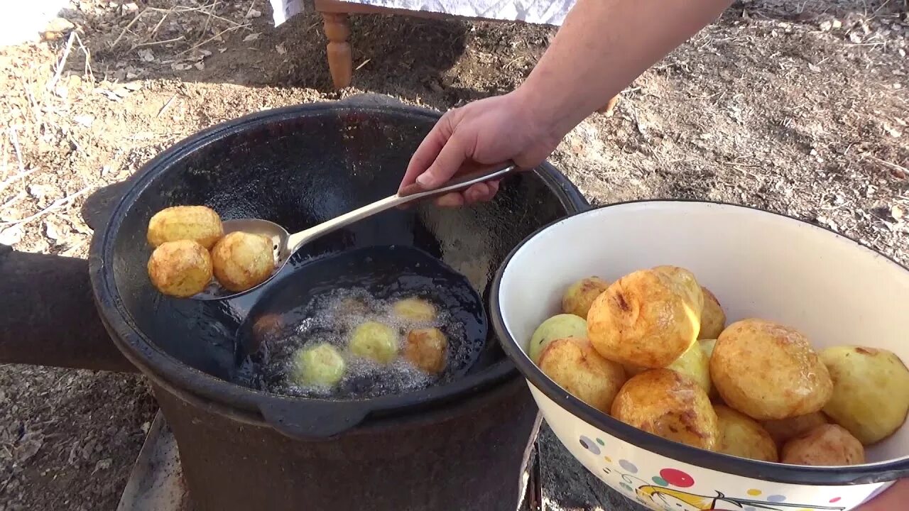 Видео приготовления в казане. Казан кебаб в казане на костре. Казан-кебаб с картошкой в казане на костре. Казан кебаб баранина в казане на костре. Блюда в чугуне на костре.