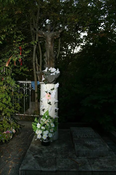 Могила грина. Памятник на могиле александра грина на старокрымском кладбище. кладбище старокрымское а с грин. памятник александру грину в старом крыму. могила грина в феодосии.