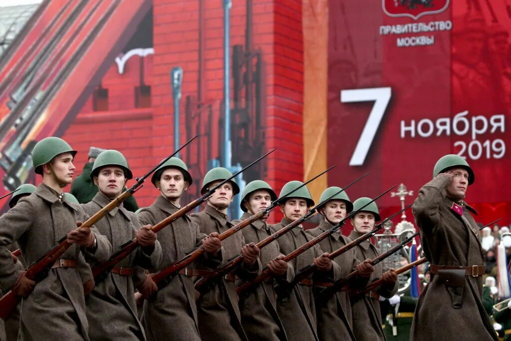 Парад в сорок первом. Парад 7 ноября 1941 года. Парад на красной площади 7 ноября 1941. 7 Ноября красная площадь. Парад 1942 года на красной площади.