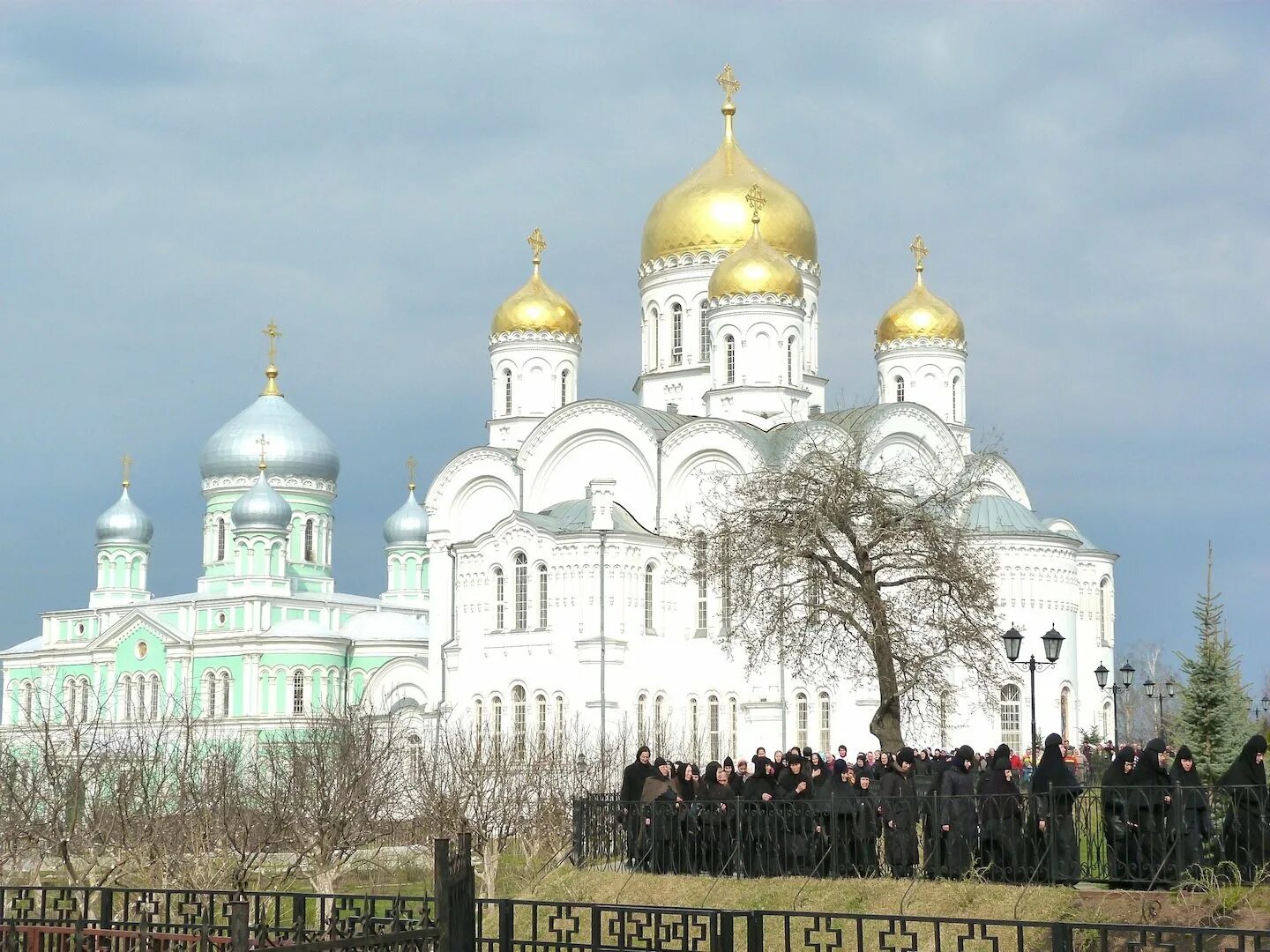 Святое дивеево где находится. Серафимо-дивеевский монастырь. саровские врата дивеево. серафимо дивеевский монастырь панорама. врата в дивеево.