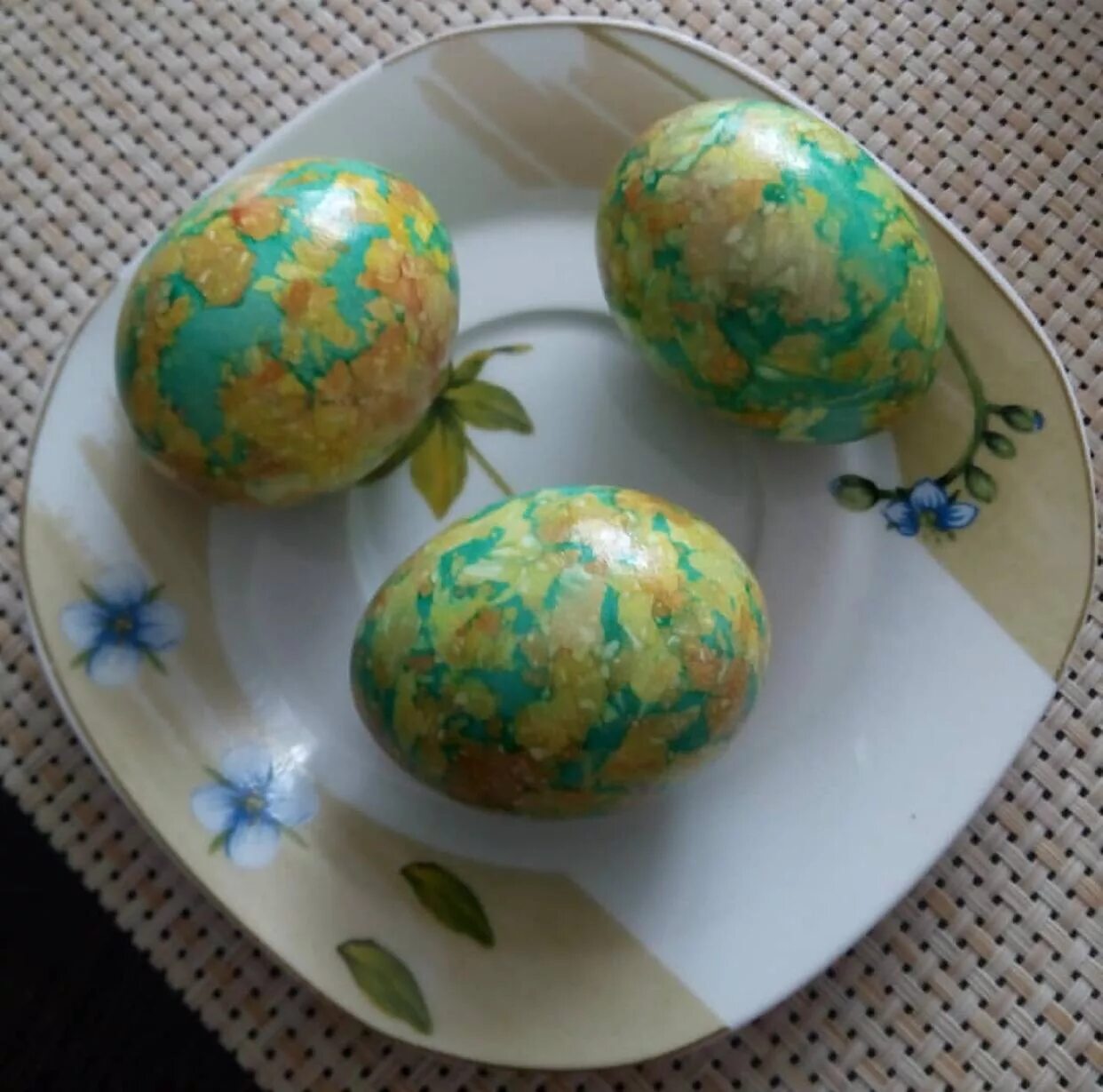 Окрашивание яиц. Красивые яйца Покрашенные. Покраска яиц на Пасху. Крашеные яйца на Пасху. Как покрасить яйца без красителей