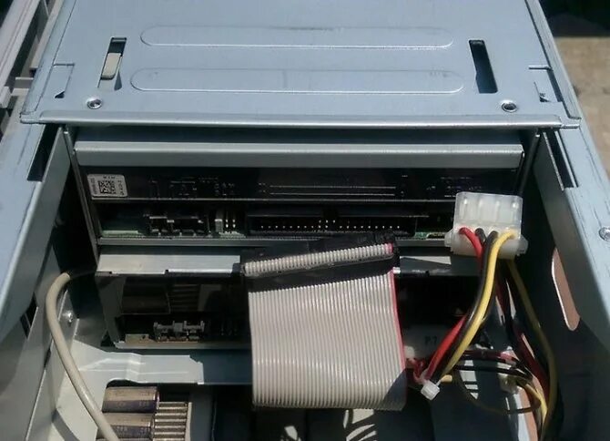 Как подключить дисковод к материнской плате. Местоположение дисковода cd-rom. подключить двд ром на компьютере. как подключить cd привод к материнской плате. системный блок с дисководом.