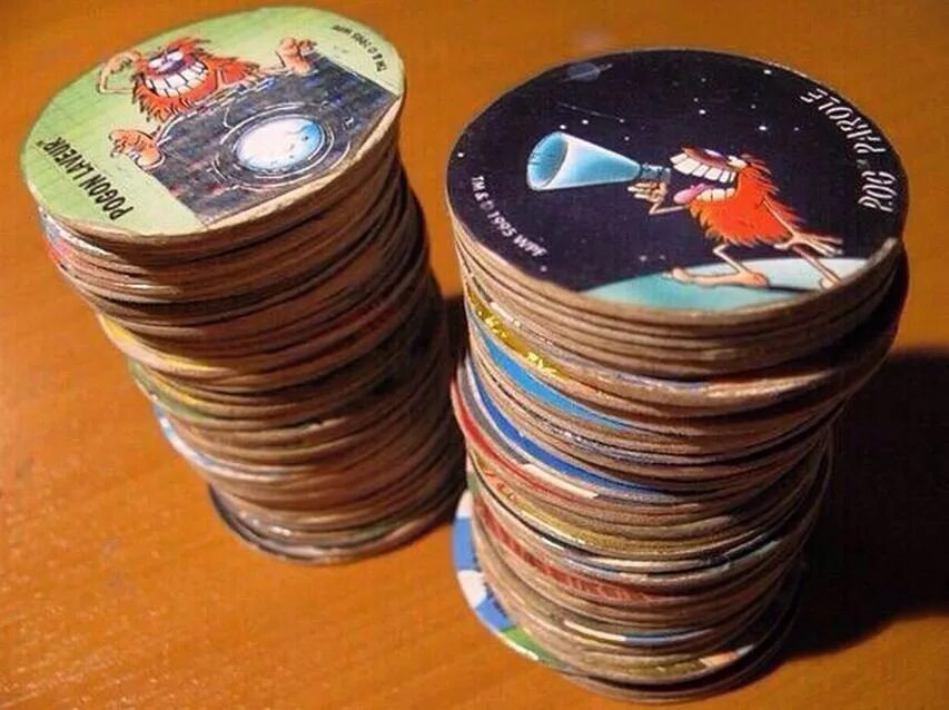 Фишки 90-х годов. Игорные фишки. Фишки кэпсы сотки. Кэпсы 90е. Сотки детские.