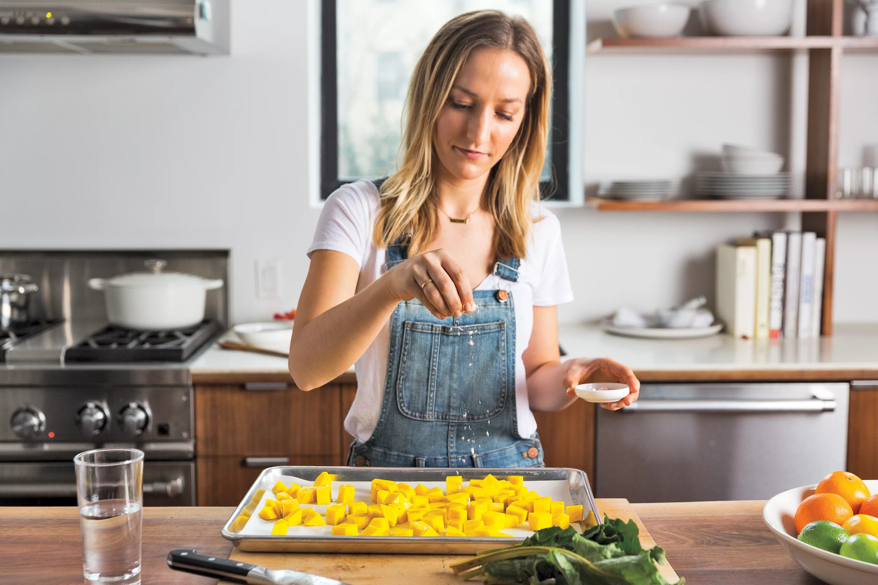 Где готовят кушать готовить кушать. Готовка пищи. Девушка готовит. Готовка на кухне. Фотосессия готовка.