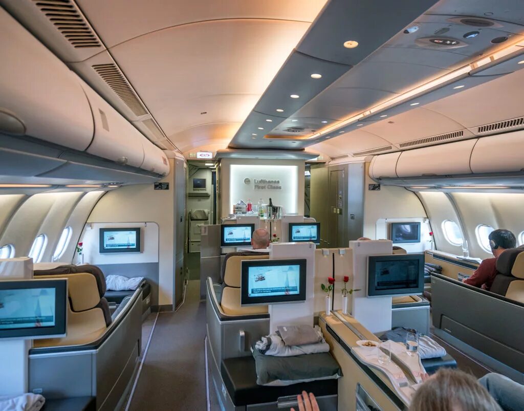1 class travel. Первый класс люфтганза. lufthansa 747 first class. lufthansa first class. первый класс в самолете люфтганза.
