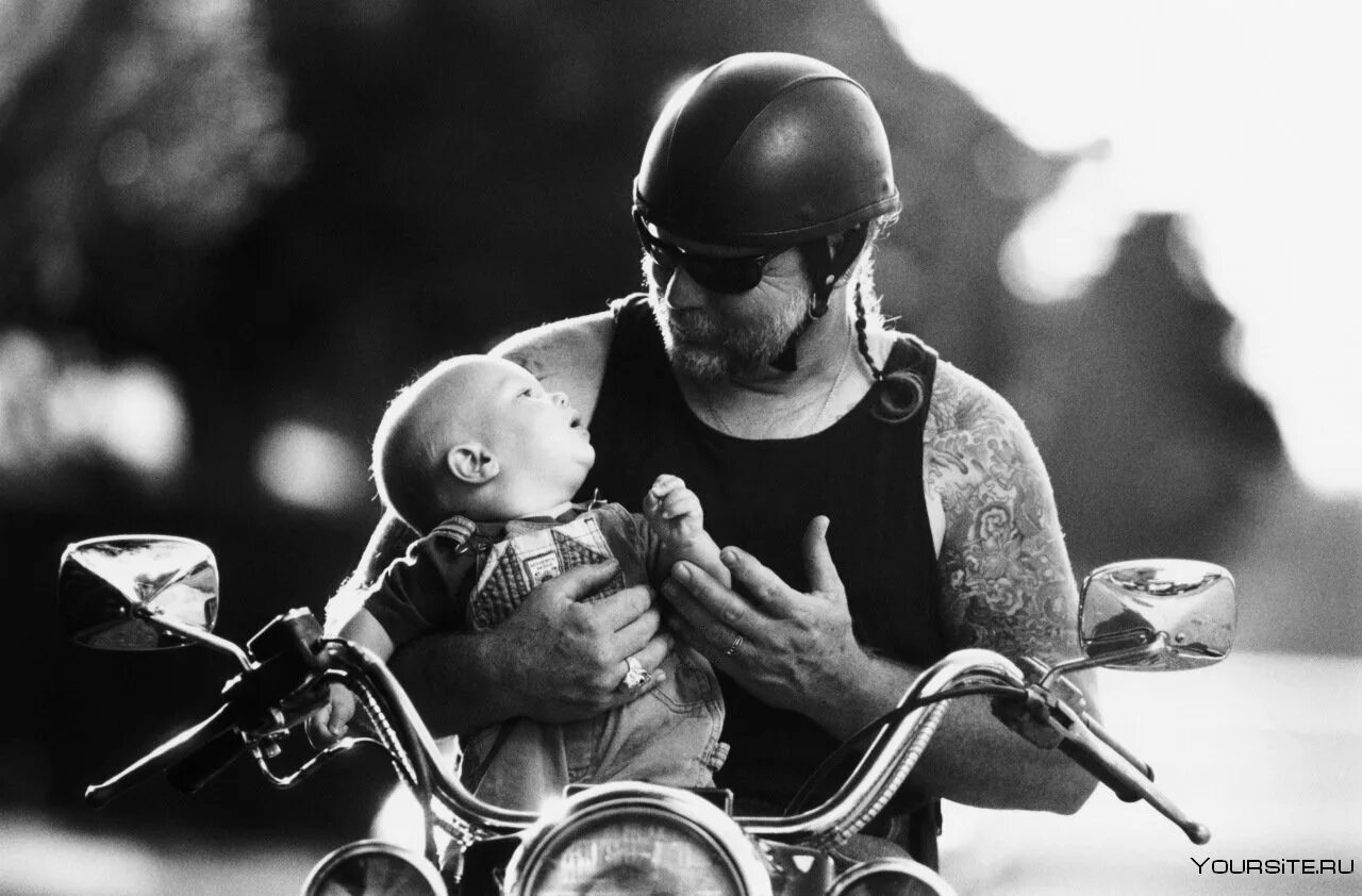 Муж принес ребенка. Ребенок байкер. Дети мотоциклисты. Малыш байкер. Ребенок на байке.