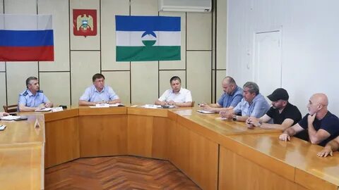 Местной администрацией руководит