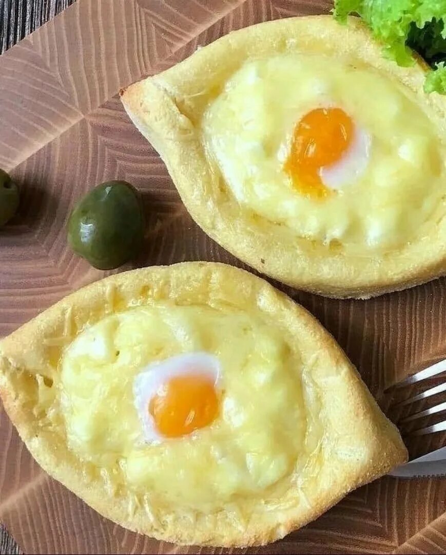 Яйца фаршированные беконом. Необычные блюда из яиц. Блюда из яиц и творога. Сырники с творожным сыром. Ассортимент блюд из яиц.