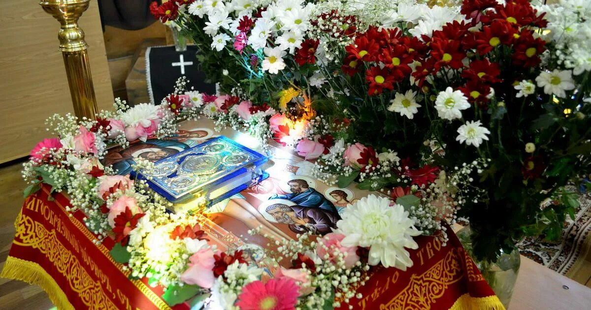 Служба в пятницу вынос плащаницы. Вынос плащаницы 2025. великая пятница вынос плащаницы. страстная пятница плащаница. вынос святой плащаницы.