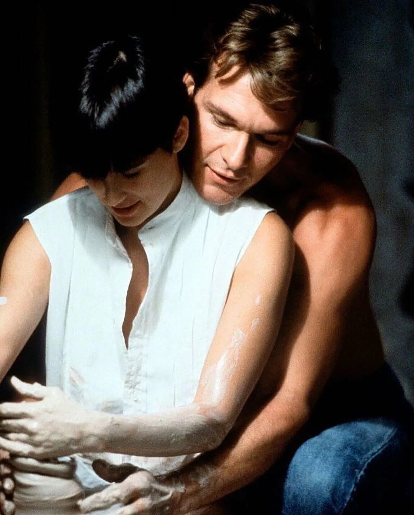 Белая комната психушка аниме. Охота на призраков 2005. Патрик суэйзи и деми мур привидение. Голубой призрак. Джастин чэтвин невидимый.