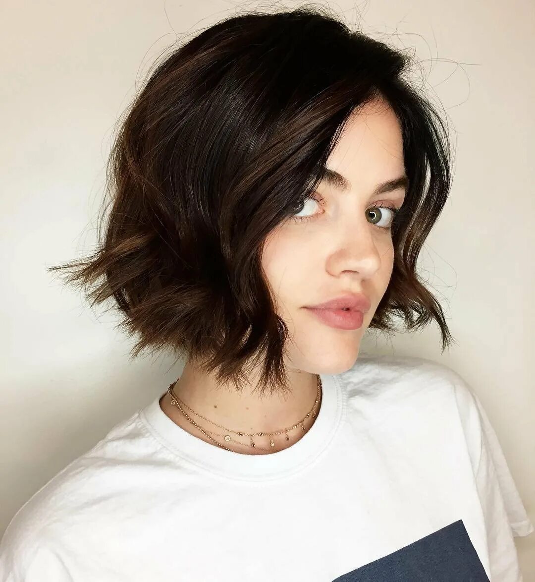 Люси Хейл брюнетка каре. Каре растрепанный Боб. Long Bob Haircut стрижка. Стрижка на пористые волосы средней