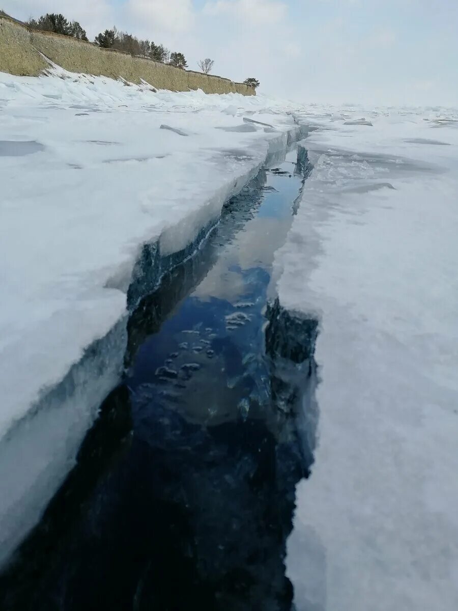 Трещина на байкале. Становые щели на Байкале. Озеро Байкал становые щели. Становая трещина на Байкале. Байкал трещины на льду.