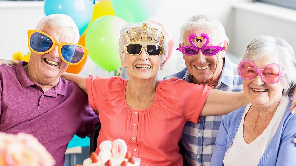 Бабушка с дедушкой веселятся. Счастливые пенсионеры. Пожилые люди. Счастливые пожилые люди.