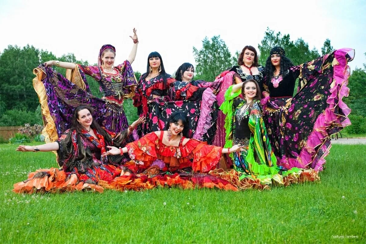 Цыганский национальный костюм. Цыганский танец. Цыганский праздник. Цыганский табор. Веселые цыганские танцы
