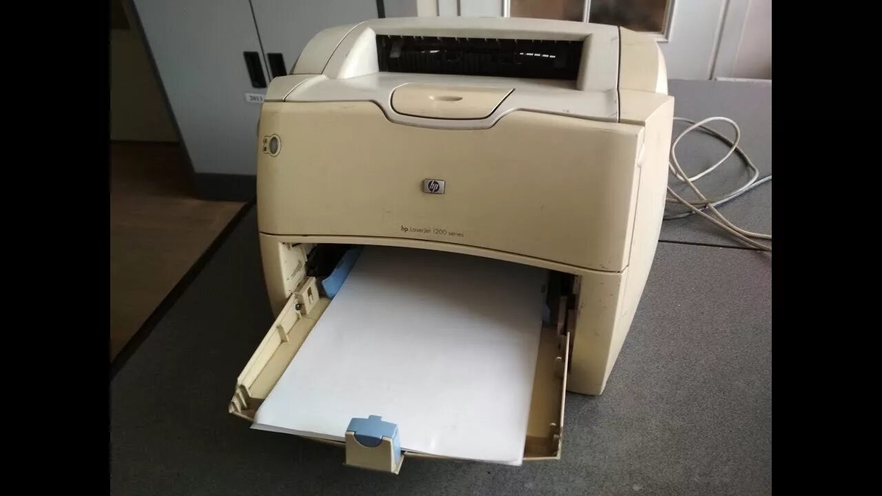 Принтер захватывает несколько листов. Hp 1200. принтер hp laserjet 4l hewlett packard c2003a. принтер hp 1200 драйвер. hp laserjet 1200 лоток для бумаги.
