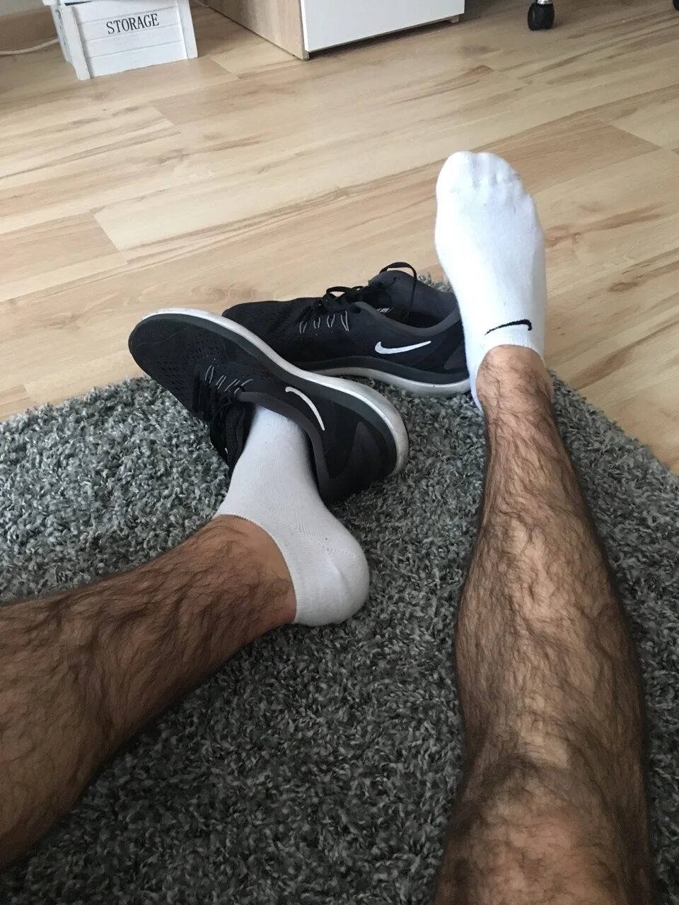Hairy fetish. Ноги парней. Мужчина в носках. Ножки мужские. Мужские ступни в носках.