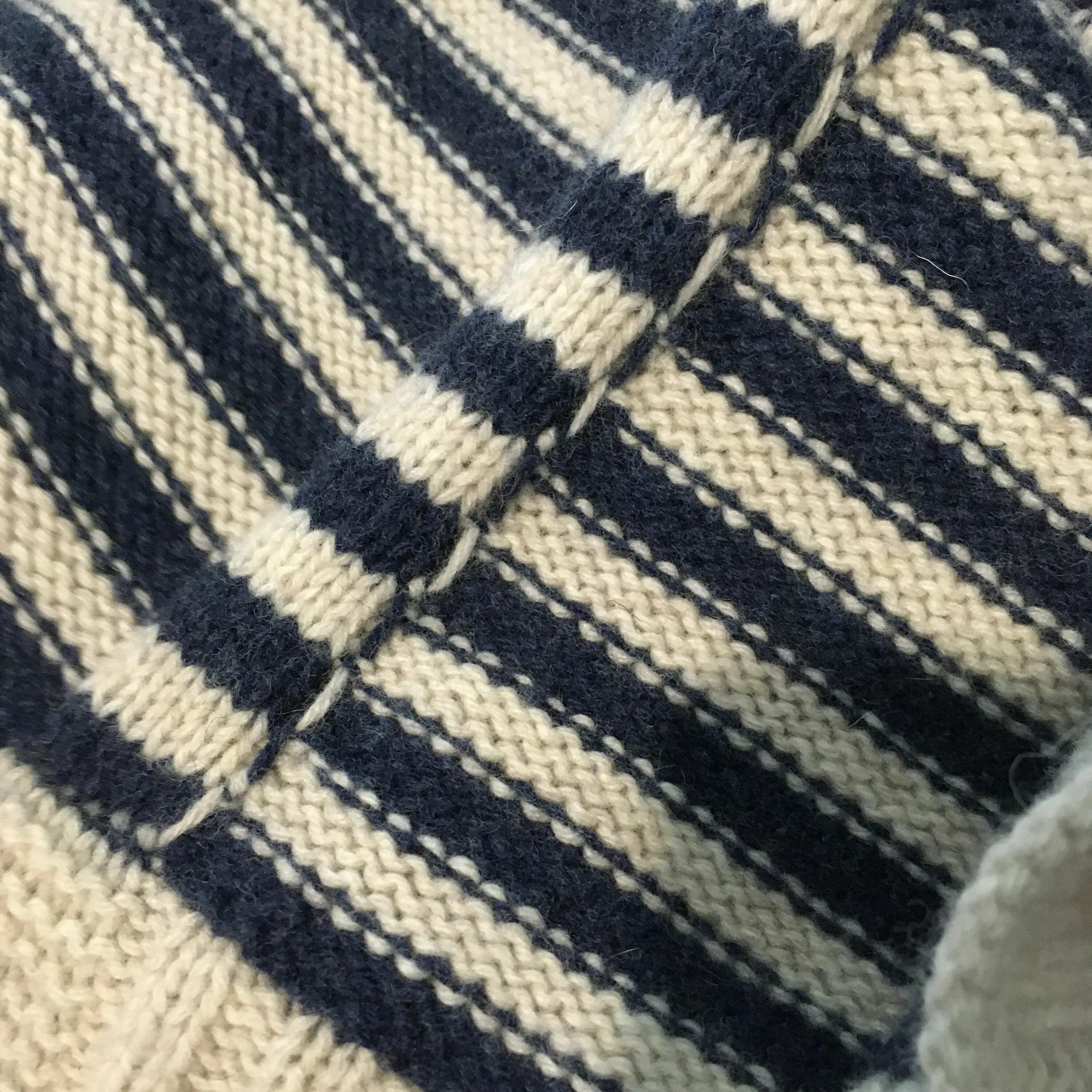 Тельняшки спицами. Тельняха коко. Коко шанель в тельняшке. Тельняшки спицами. Вязаная тельняшка.