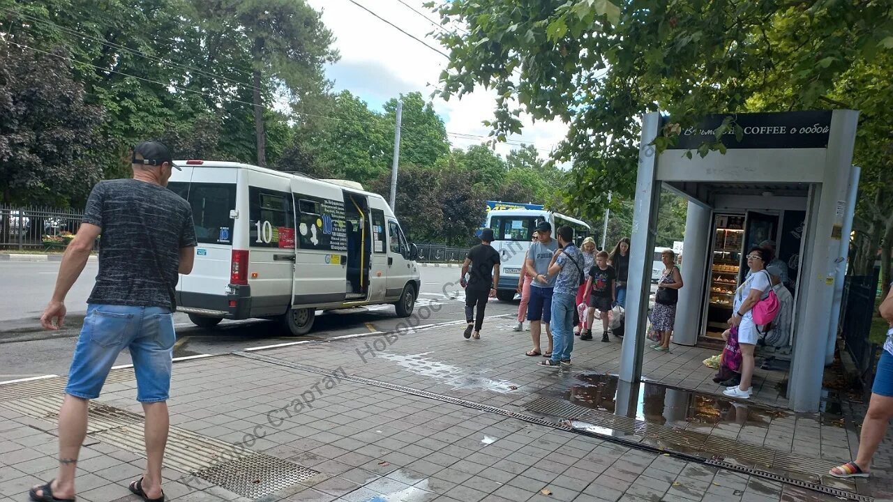 Остановки новороссийск. Остановки новороссийск. Остановки новороссийск. Лица на остановке. Остановки новороссийск.