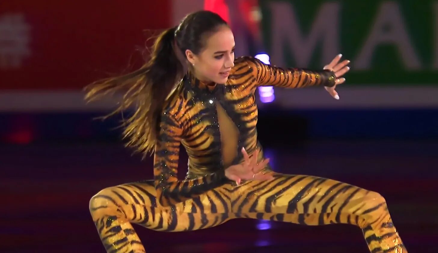Выступление 2018. Алина загитова тигрица. алина загитова 2025. алина загитова показательное выступление. алина загитова 2025 упс.