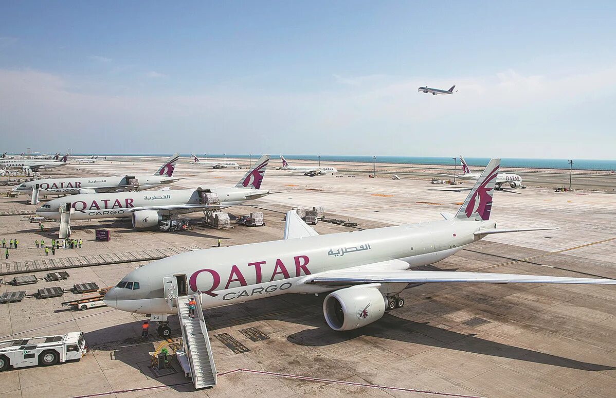 Катар дав. Самолет Qatar. Самолет Катар Эйрвейз. Qatar Airlines a310. Катар авиалинии самолеты.