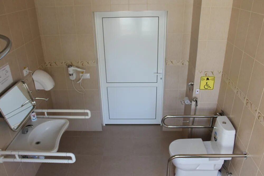 Комнаты отдыха для инвалидов. Комната для настольного тенниса. Гостиничный номер для инвалидов. Комната отдыха для инвалидов. Комната для инвалидов в аэропорту.