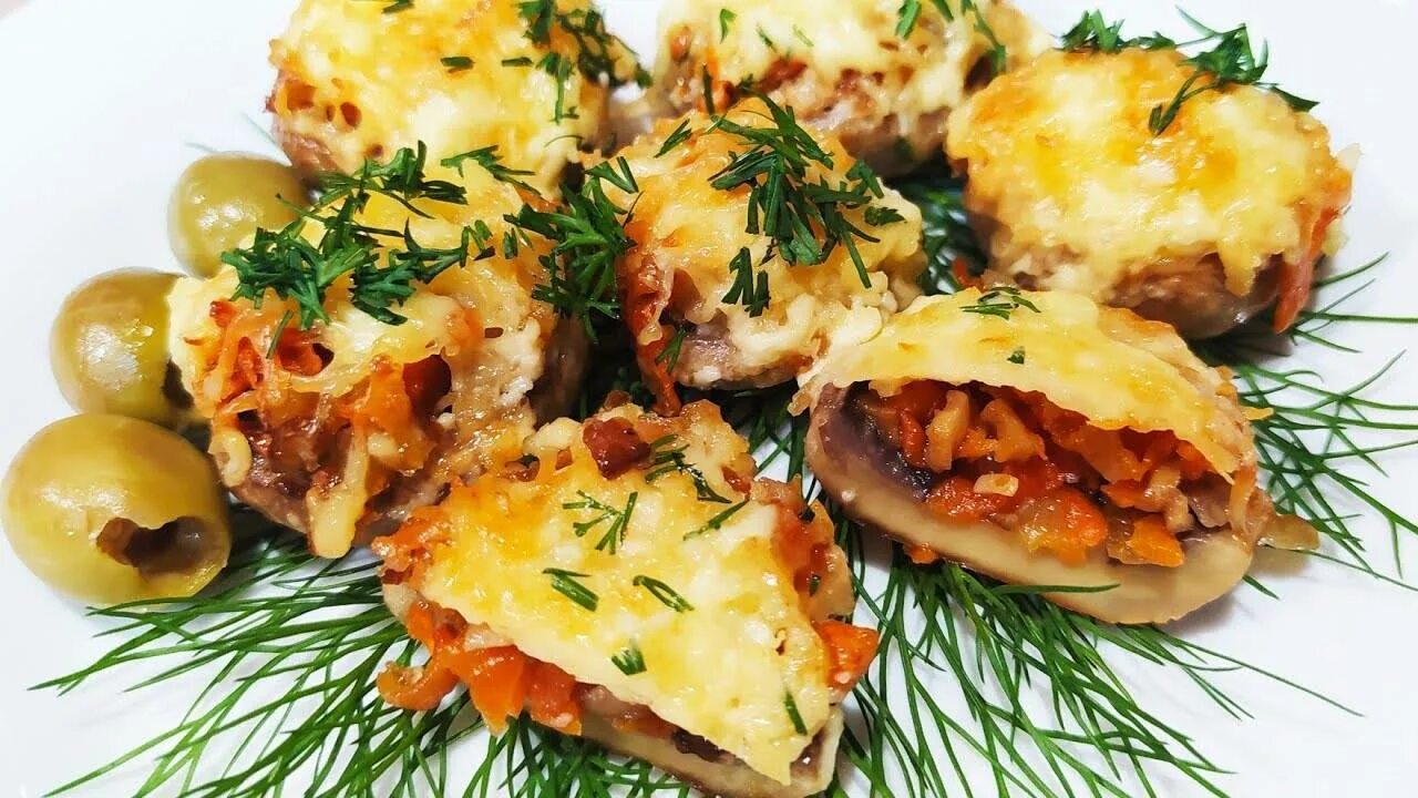 Рецепт шампиньонов фаршированных курицей. Фаршированные шампиньоны с куриным фаршем. Фаршированные шампиньоны в духовке с фаршем. Грибы фаршированные в духовке с сыром и фаршем. Фаршированные шампиньоны в духовке.