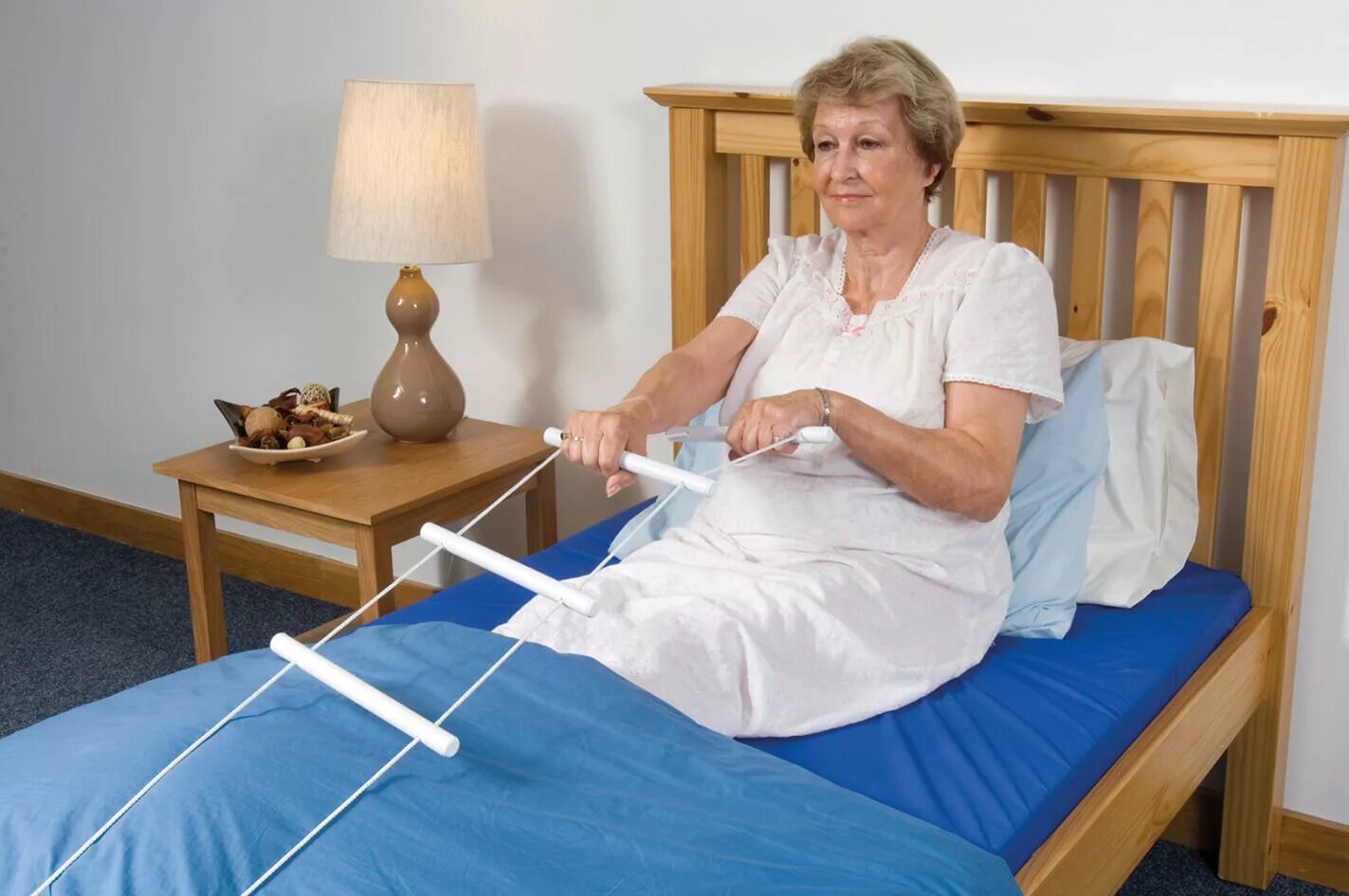 Бедра в постели. Приспособления для лежачих больных. Приспособление для кровати для лежачих. Веревочная лестница для лежачих больных. Приспособления для ухода за лежачими больными.