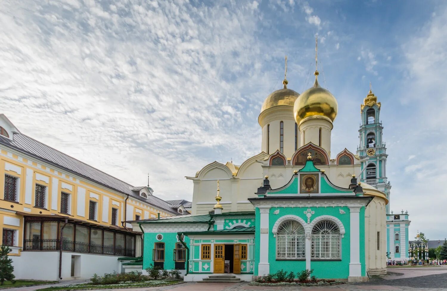Церковь в посаде. Троицкий собор сергиев посад. лавра сергия радонежского сергиев посад. никоновский храм троице-сергиевой лавры. церковь никона радонежского, сергиев посад.