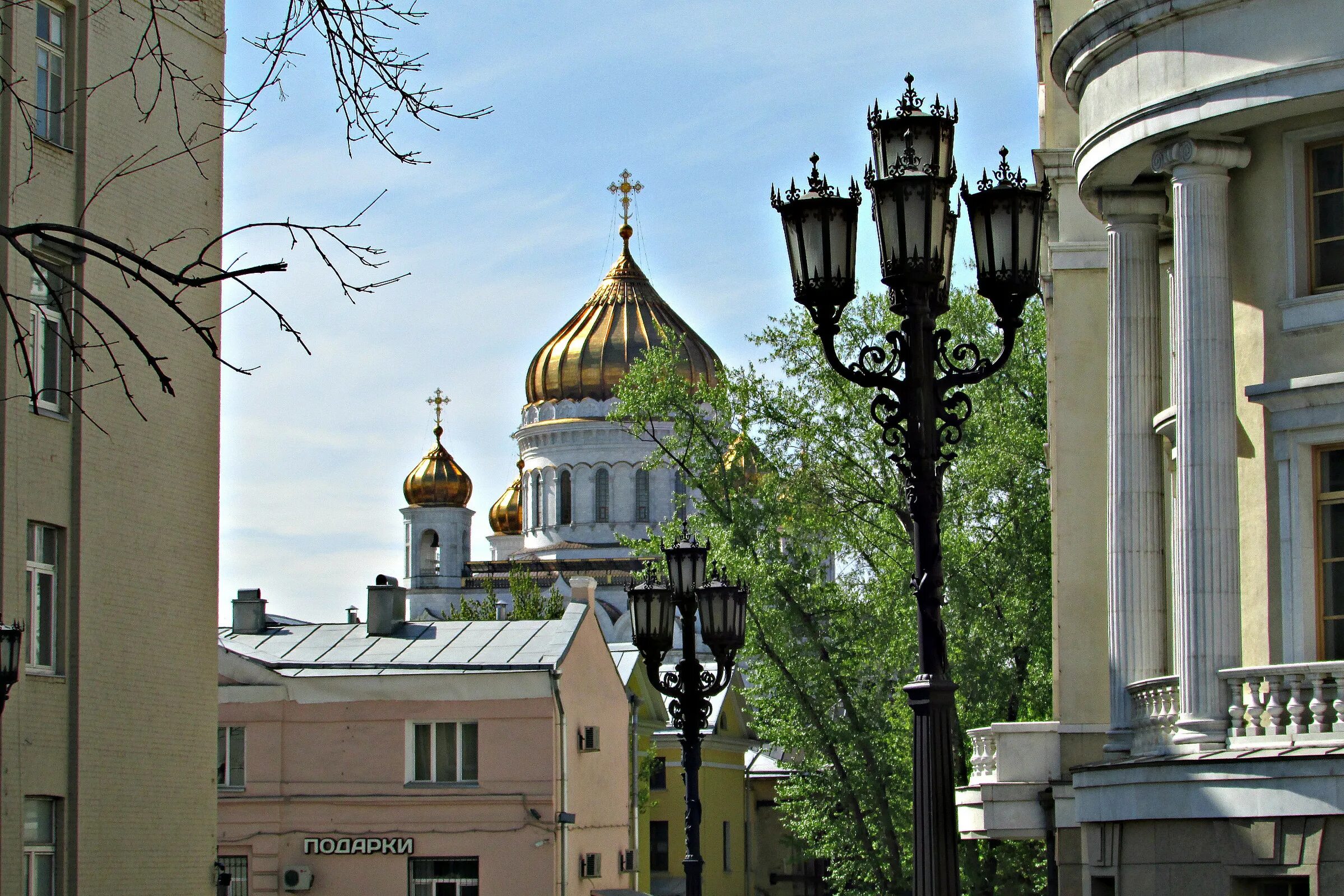 Пречистенка 37 1. Храм Христа Спасителя вид с Пречистенки. Храм Христа Спасителя в Москве вид с улицы Пречистенка. Большой Знаменский переулок храм Христа Спасителя. Улица Волхонка Москва.