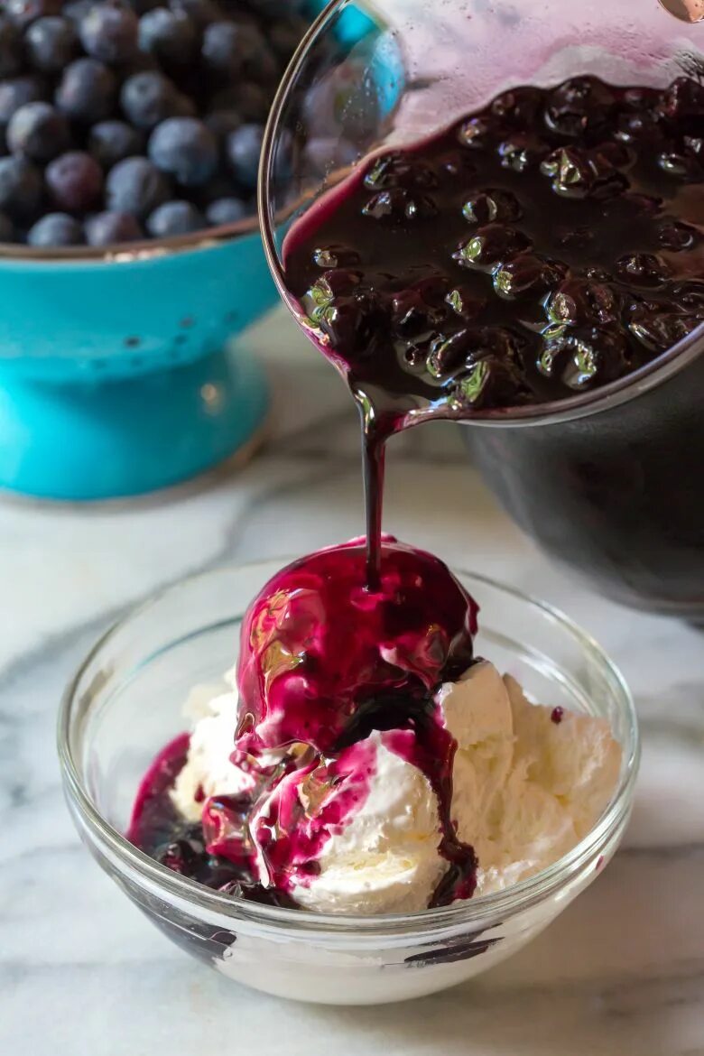 Мороженое пломбир в креманке. Карамельный соус. Клубничное мороженое. Кофе с карамелью. Десерт с сиропом.