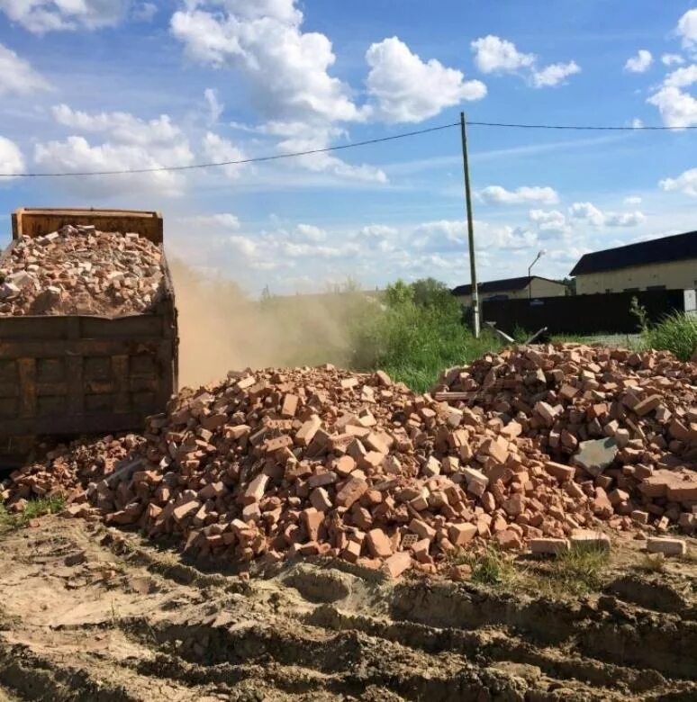 Строительный бой для дороги. Бой кирпича. Бой кирпича и бетона.