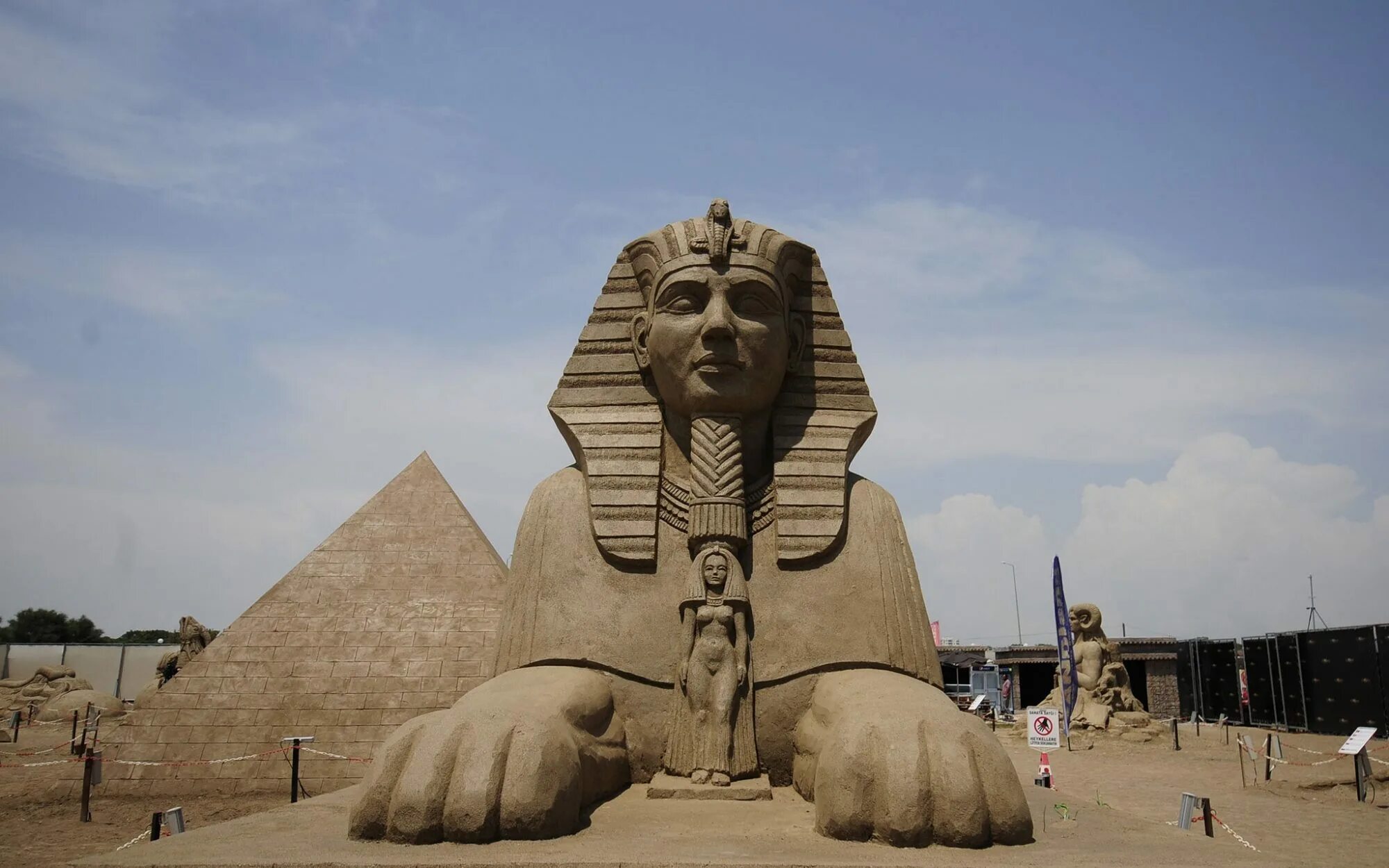 Сфинкс статуя в египте. Памятник древнего египта сфинкс. Сфинксы египетские статуи. Статуи сфинксов каирский музей. Фигура сфинкса.