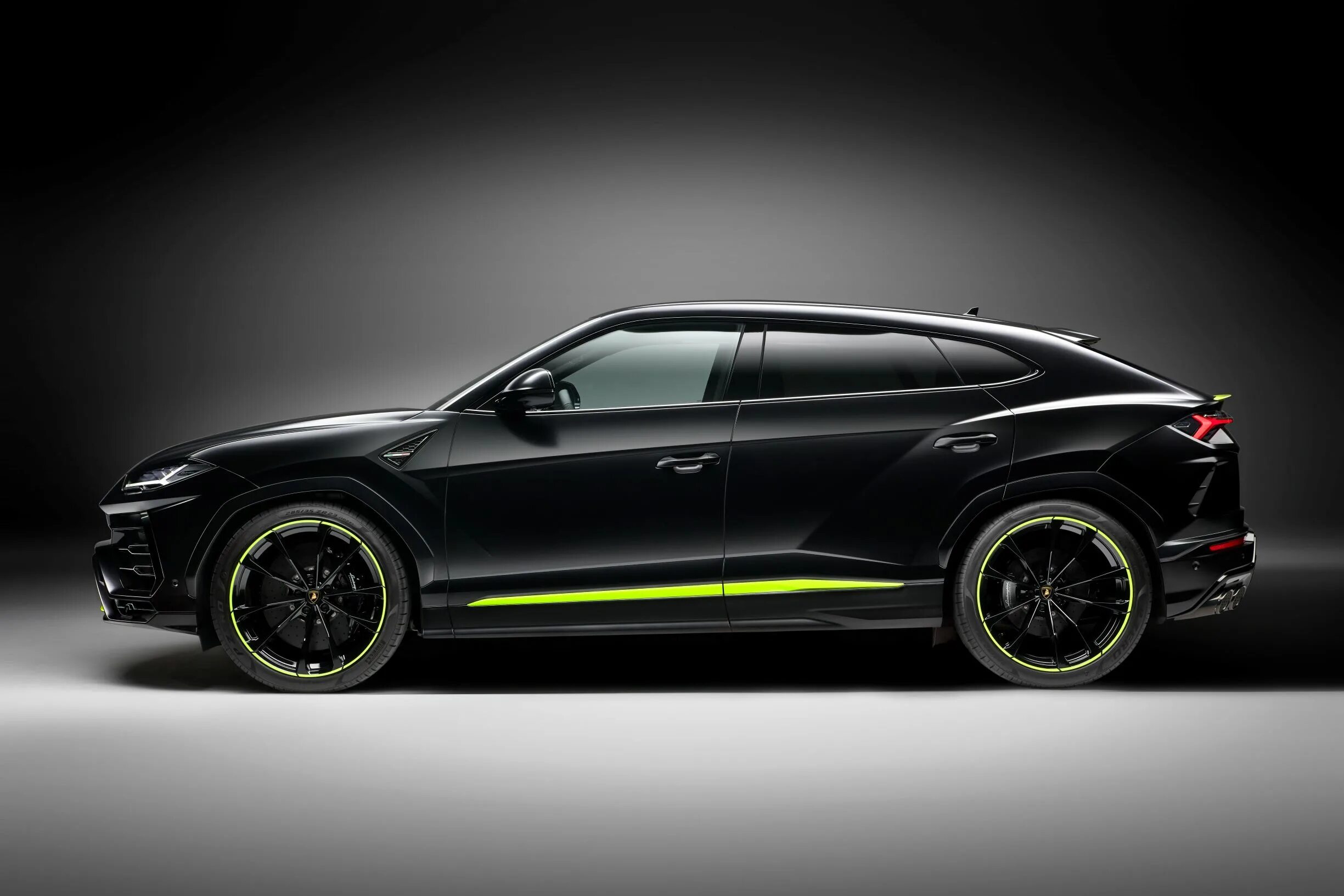 Lamborghini Urus 2021. Lamborghini Urus 2021 черный. Lamborghini Urus графит. 2021 Lamborghini Urus Graphite Capsule. Супер кроссоверы