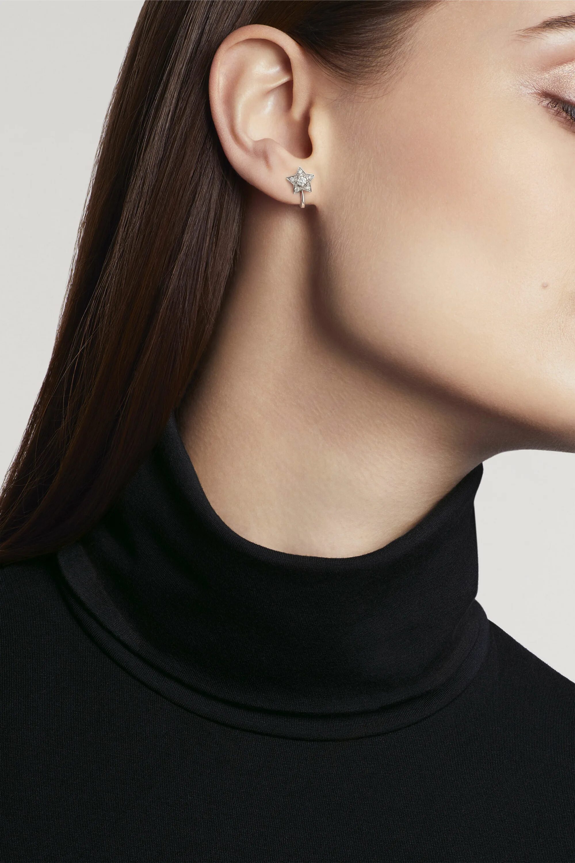 Chanel comete. Серьги Coco Crush. Chanel Coco Crush серьги. Chanel Camelia Earrings. Chanel Camelia серьги.