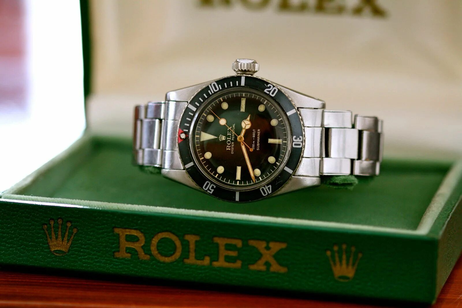 Часы дорогой фирмы. Rolex Submariner Omega Seamaster. Ролекс Субмаринер Винтаж. Швейцария Rolex. Часы Submariner компании Rolex.