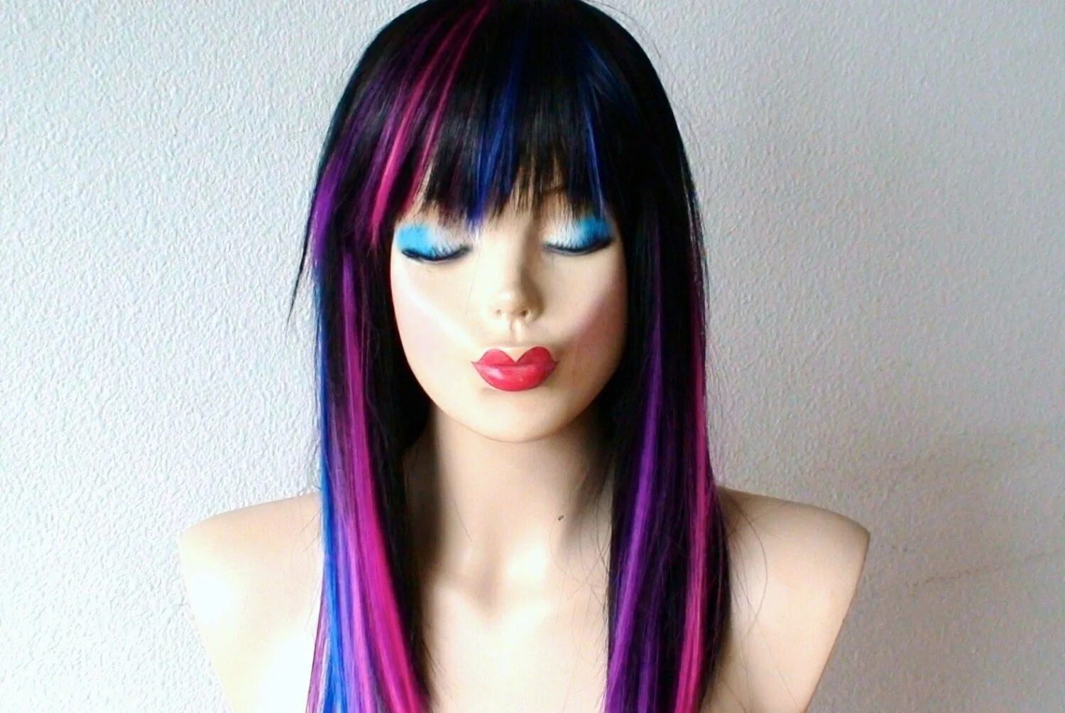 Разноцветные пряди. Фиолетовые пряди. Разноцветные пряди волос. Цветные пряди на волосах. Розовые волосы на черных волосах
