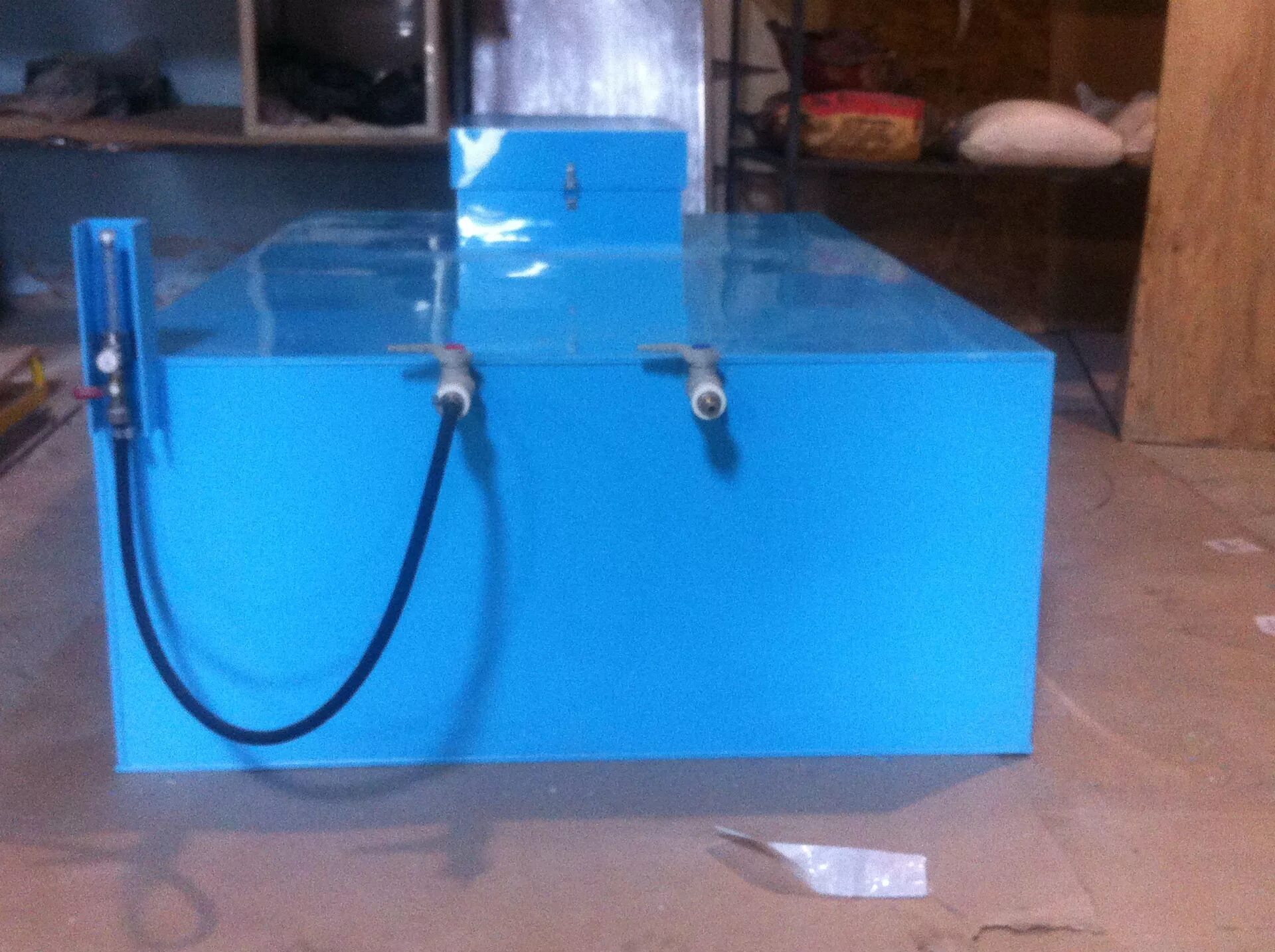 Узв аква 400. Машина для перевозки живой рыбы с оборудованием. Бассейн для рыбы из полипропилена. Емкость для рыбы из полипропилена. Емкости предназначенные для содержания живой.