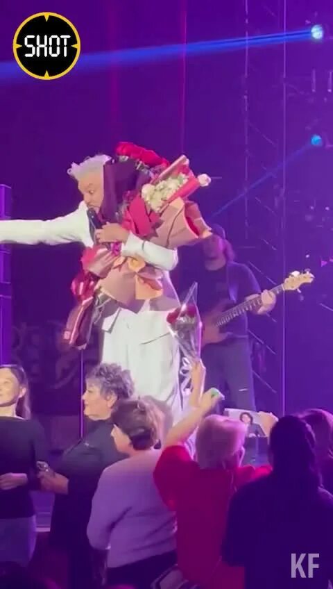 Киркоров ударил ассистентку на концерте. Кумицкий ударил зрителя букетом. Филипп киркоров отхлестал зрителя букетом цветов. Филипп киркоров ударил букетом роз. Киркоров ударил женщину на золотом граммофоне.