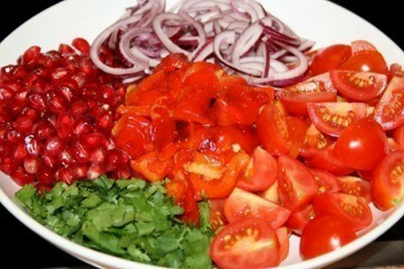 Красное трио. Салат красное трио. Салат красного цвета. Салат с помидорами и красным луком. Помидоры черри и лук салат.
