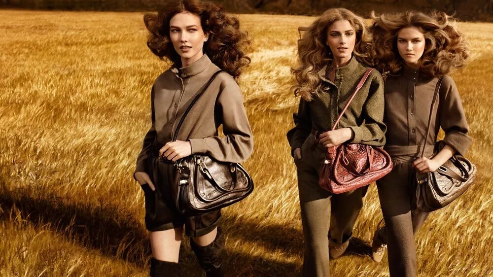 кендалл дженнер показ версаче 2023. модная женская одежда. последние коллекции алессандро микеле для гучи. Zara компейн. Burberry 2022 campaign.