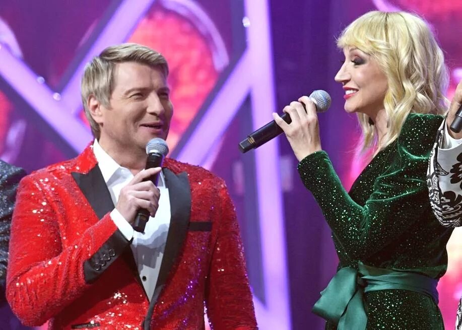 плашка в песне года представление артиста. александр коган 2021. филипп киркоров 2022. киркоров 2019. алла пугачева песня года.