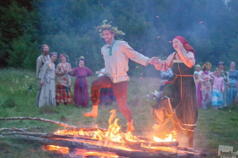 Прыжки через костер у славян. Праздник Ивана Купалы у славян костер. Русская прыгает 18