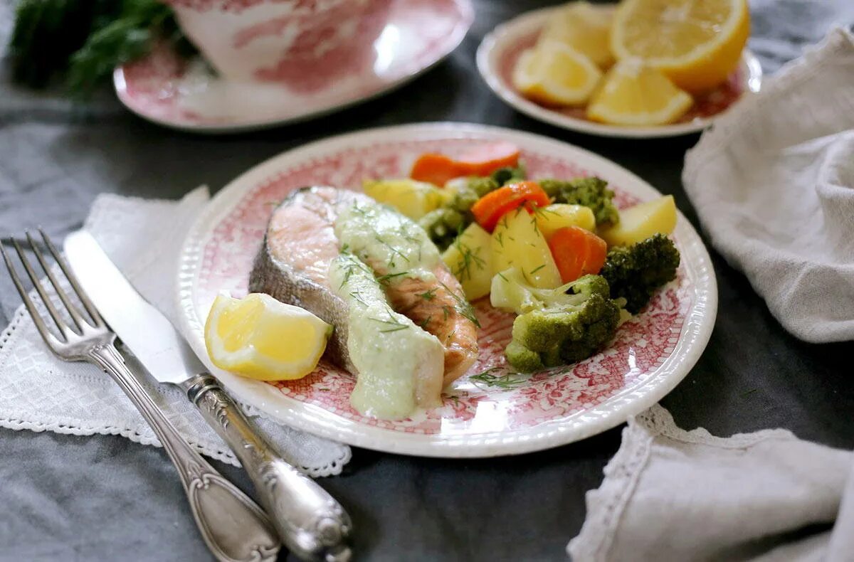 Мужчина и женщина в ресторане. Правильное питание блюда. Белая рыба с овощами. Красивая еда. Рыба с овощами.