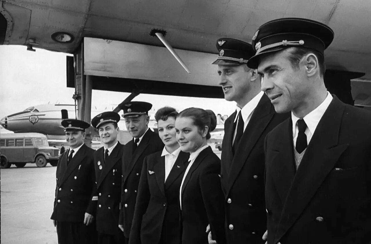 Экипаж 18. Новицкий дубров ванде хай. Экипаж мкс-65 новицкий олег союз-мс-18. Ростовский музей космонавтики «союз» тма-10. Женский экипаж самолета ил-62.