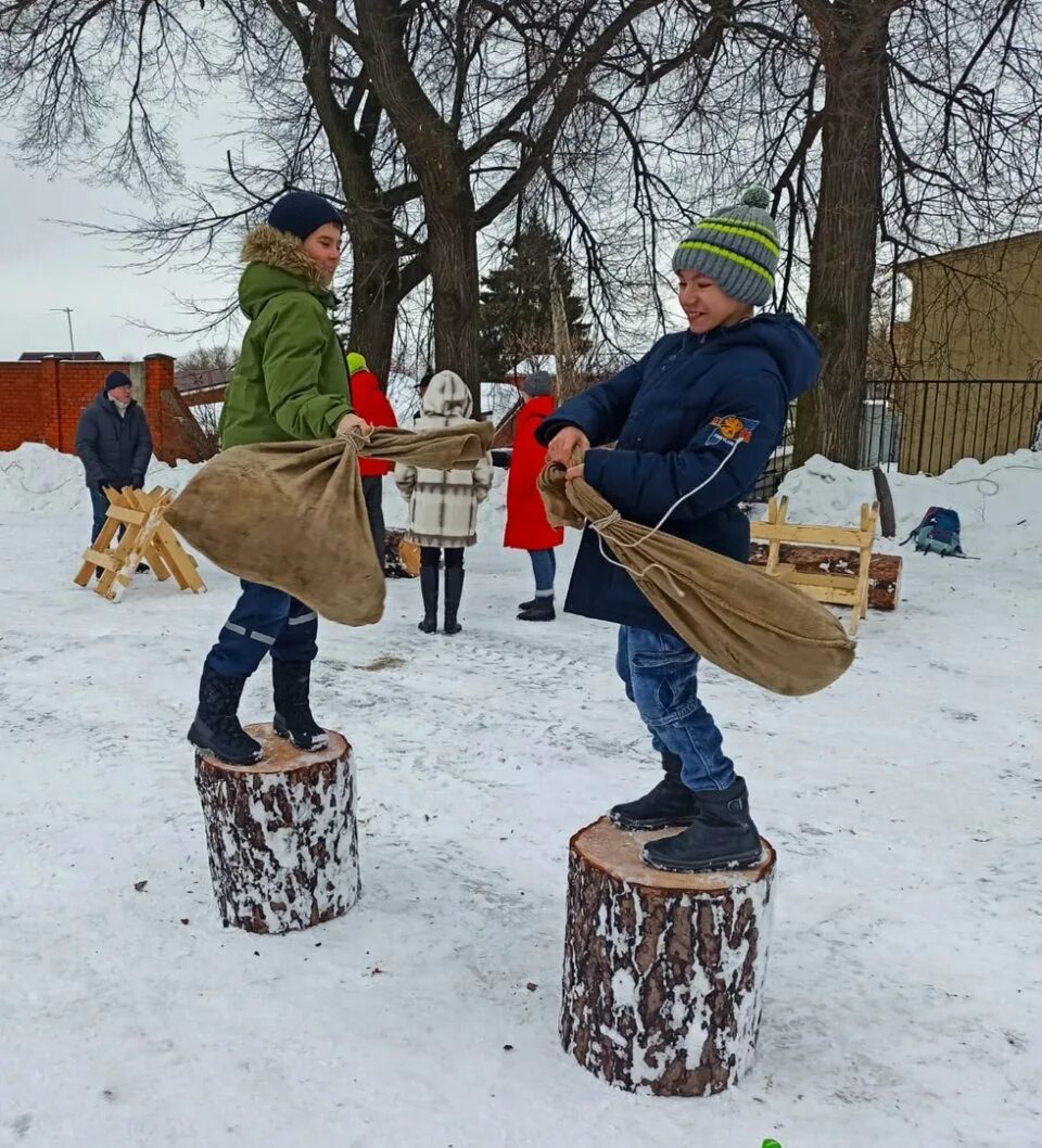 Ходули на Масленицу. Развлечения на Масленицу на улице. Костюмы на Масленицу народные гуляния. Масленица идеи проведения праздника. Танец на масленицу на улице