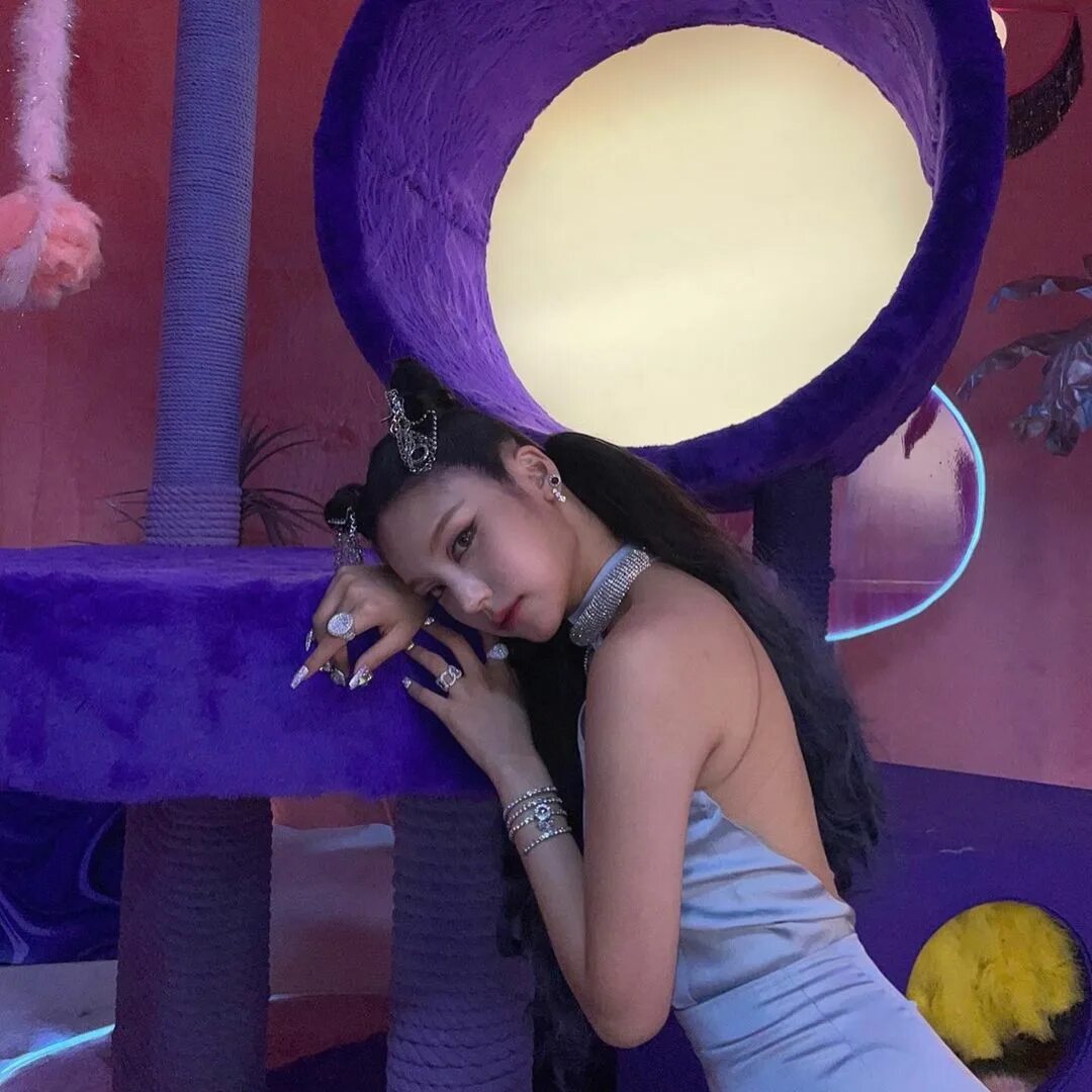 Itzy mirror. Йеджи itzy loco. йеджи itzy loco китти. йеджи эра loco. itzy эра loco.